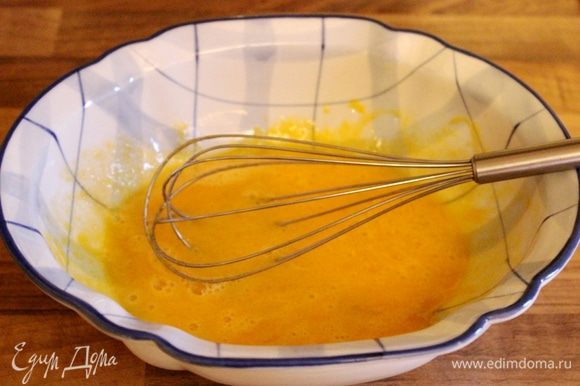 В отдельной миске смешать желтки с оставшимся сахаром. Тонкой струйкой влить в желтки 1 стакан горячих сливок, тщательно помешивая смесь. Затем можно добавить оставшиеся сливки.
