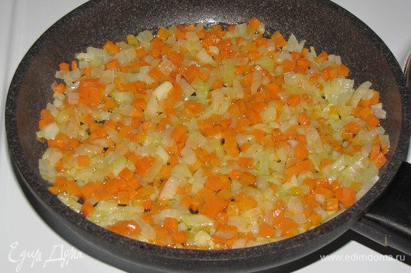 Разогреть в сковороде сливочное и растительное масло, обжарить морковь и лук на среднем огне в течении 10 минут.