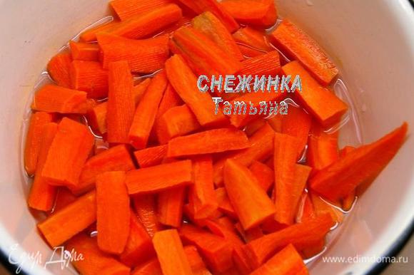 Морковь очистите, помойте, нарежьте брусочками. Я делила одну длинную морковь на 2–3 части и затем каждую часть — вдоль на половинки или четвертинки в зависимости от размера. Положите в кастрюлю или миску для варки, залейте водой, поставьте на огонь, доведите до кипения и варите 10 минут.