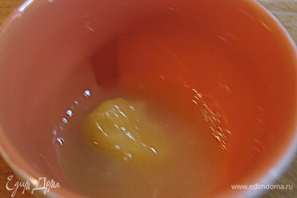 В отдельной емкости смешать лимонный сок и мед, прогреть в микроволновке до растворения меда. Добавить оливковое масло.