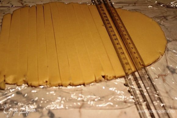 Раскатать тесто толщиной в 1 см и с помощью линейки острым ножом нарезать на полоски шириной 1-1,5 см и длиной по 15 см (размер выбрать по своему желанию). Поставить в холодильник.