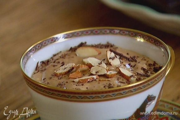 Кофейный десерт налить в чашку и украсить сверху измельченными орехами и шоколадом.