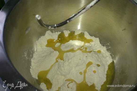 Просеять в миску муку с солью, влить масло и, замешивая тесто, добавить воду по одной ложке. Воды нужно столько, чтобы тесто стало гладким и эластичным.