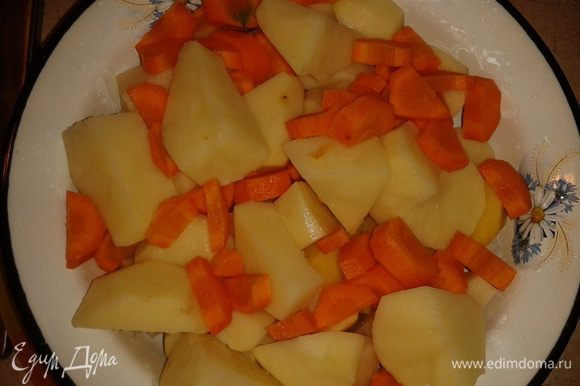 Нарезать крупно картошку, морковь.