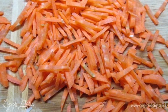 Морковь очистить, натереть на терке. Вымыть клюкву.