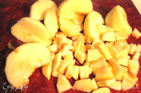 Яблоки очищаем и быстро (чтобы не потемнели!) крошим на кусочки.