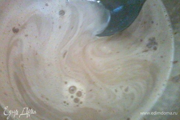 Когда растворится сахар, добавить 1 ч.л. растворимого кофе, обязательно щепотку соли (проверить на вкус) и продолжать греть смесь до загустения (консистенция густого сиропа).