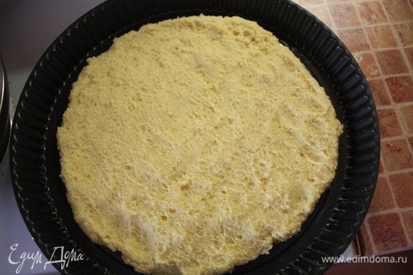 Раскатайте тесто в пласт толщиной 2 см и выложите в форму.Наколите тесто вилкой и отправьте в духовку, разогретую до 150 градусов, на 50 минут.
