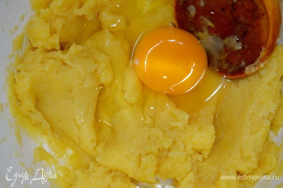 Отставить тесто, переложить в миску и дать немного остыть. Затем ввести по одному яйца, каждый раз тщательно перемешивая, и не добавляя следующее яйцо, если предыдущее еще не размешено как следует.