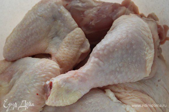 Цыпленка помыть и нарубить порционными кусками.