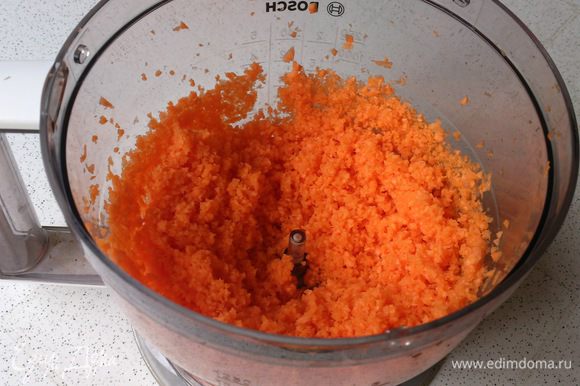 Морковь очистить и натереть на мелкой терке или измельчить в комбайне.