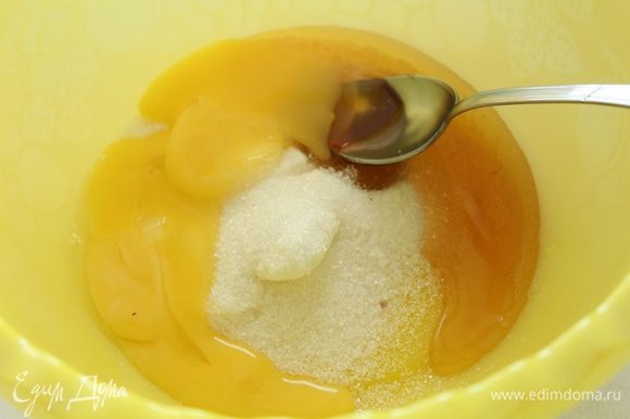 Сахар, мед и желтки тщательно перемешать.