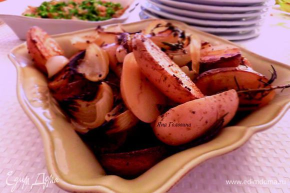 Как только мясо готово, вытащить его на доску отдыхать минут на 15. Соус перелить в соусник, приправить по вкусу и подавать отдельно к картошки с мясом.