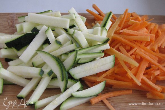 Морковь нарезать тонкой соломкой, цукини брусочками.