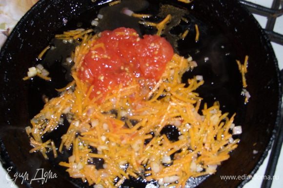 Луковицу и морковь мелко изрубить,слегка обжарить на растительном масле,добавить томатную пасту.