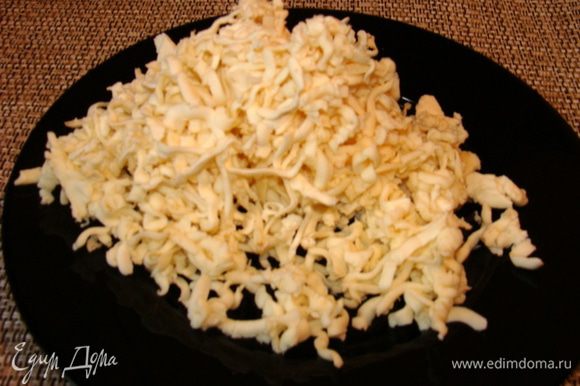 Если используете сыр, потереть его на терке и распкстить в бульоне из под капусты, до полного растворения.