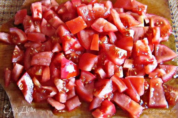 Порезать помидоры небольшими кусочками.