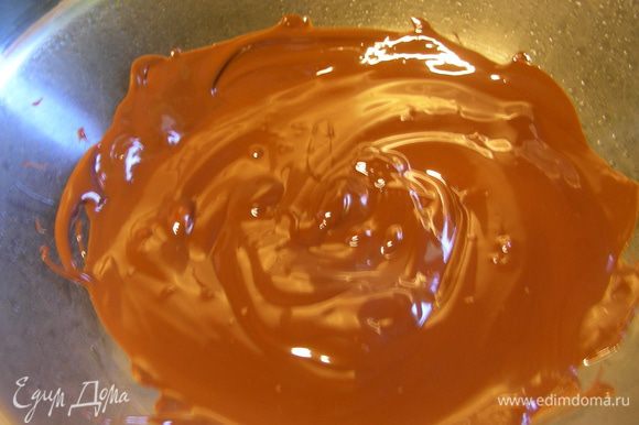 Духовку разогреваем до 170 гр. Отделяем белки от желтков. Шоколад растапливаем на водяной бане.