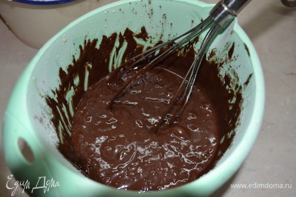 Добавляем растопленное сливочное масло, какао, муку. разрыхлитель и замешиваем тесто.
