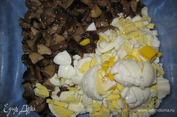 Грибы (у меня польские, свежие) 2 раза варим, мелко режим и жарим 10 минут. Варим и режим яйца.