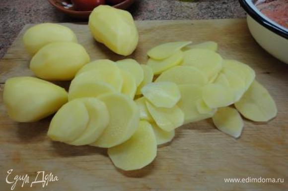 Картофель нарезать тонкими кружками, лук кольцами. Помидоры нарезать кружками в 0,5 см. Сыр натереть на терке (крупной или мелкой – дело вкуса).