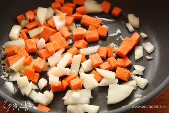 Морковь и лук нарезаем небольшим кубиком, обжариваем овощи минут 5–7.