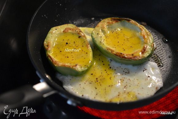 Обжарить на горячей сковороде авокадо 1 мин. Перевернуть, посыпать солью и перцем. Яйца или яйцо слегка взбить и вылить в углубление авокадо и обжаривать примерно 3 мин.