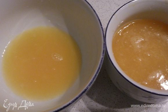 Выжать сок половины лимона и половины одного апельсина и отставить для сиропа. Остальные фрукты отжать в другую миску
