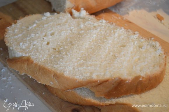 Хлеб нарезать на ломтики и срезать у него корки.