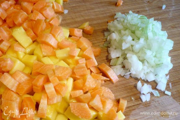 Теперь нарежем кубиком манго и морковь. Лук порежем мелким кубиком. Куриное филе порежем кубиком, посолим, поперчим и сбрызнем лимонным соком.
