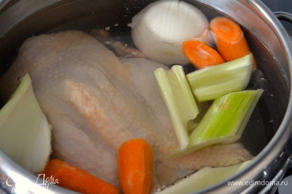 Курицу вымыть, очистить. Положить в кастрюлю с достаточным количеством воды, добавив луковицу, морковь и два стебля сельдерея. Немного посолить. Варить курицу около 3-х часов.