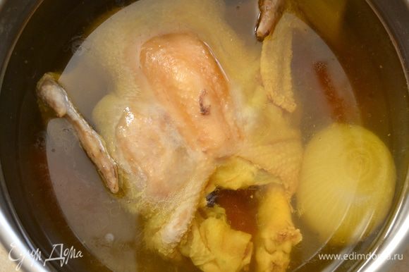 Я варила курицу в кастрюле-скороварке в течение 1,5 часов... В обычной кастрюле время приготовления увеличивается практически вдвое.