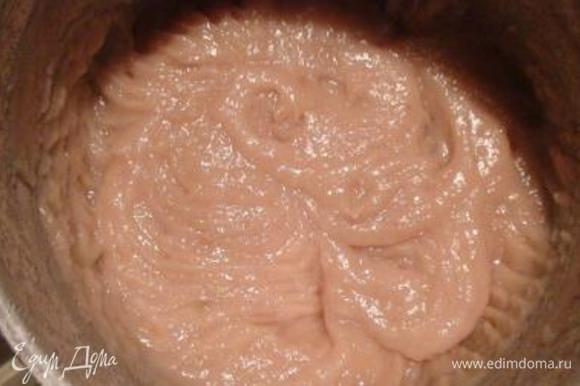 Для крема яблочное пюре (я сварила его по рецепту Ирины (BURRO.SALVIA) http://www.edimdoma.ru/retsepty/51330-yablochnoe-pyure-applesause-apfelmus - получилось ОЧЕНЬ вкусно, за что Ирине большое спасибо) довести до кипения, добавить манную крупу и варить, помешивая, 5 мин. на среднем огне. Остудить и взбить миксером.
