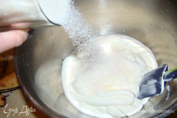 Для крема взбиваем сметану с сахаром.