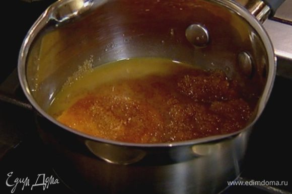 В небольшой кастрюле соединить 100 г сливочного масла с сахаром и поместить на медленный огонь.