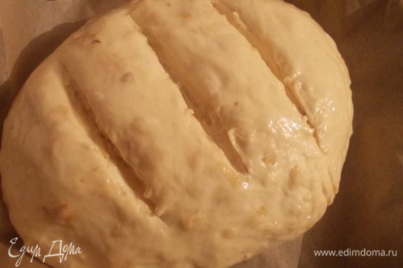 После того,как тесто подойдет, смазываем его подогретым оставшимся маслом и делаем надрезы. Выпекаем при 200 С. 30-35 минут. Вынуть хлеб и накрыть полотенцем, оставить на 1 час.
