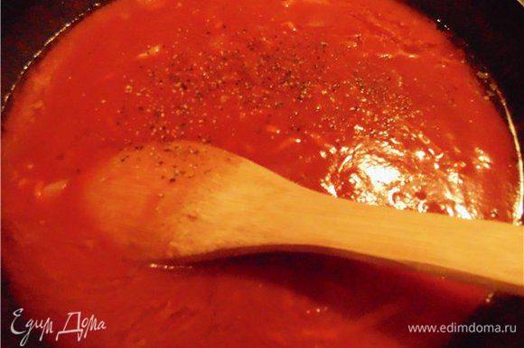 Даем закипеть добавляем томатную пасту, хорошо размешиваем, добавляем соль, сахар перец и готовим еще минут 5-7 на не большом огне.