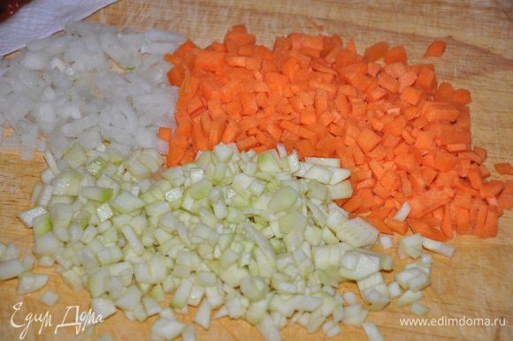 Цукини (кабачок) очистить от кожуры, нарезать кубиками, лук и морковь также нарезать кубиками.