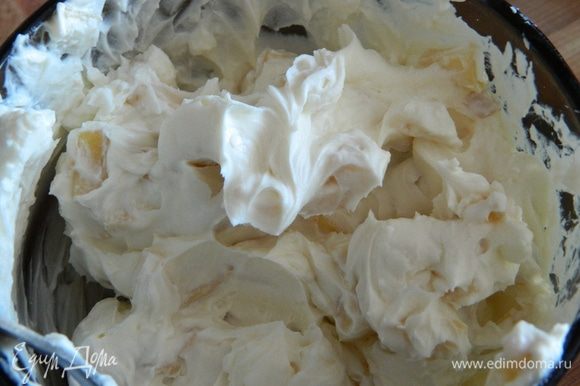 Приготовить крем для вафель: В сыр маскарпоне добавить сахарную пудру и порезанные фрукты. Все перемешать.