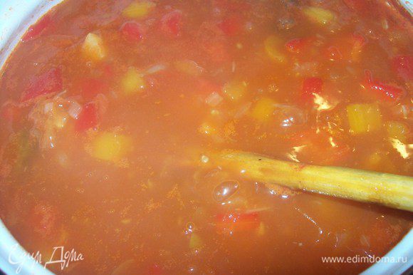 Добавить нарезанный помидор и добавить воды так, что бы она хорошо покрывала продукты Суп ведь))). Варим 20 минут. Добавляем томатную пасту. соль по вкусу.