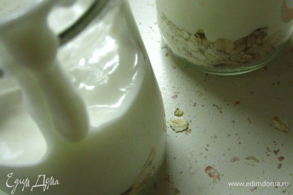 Залить йогуртом. По желанию можно йогурт взбить с небольшим количеством пудры, тогда йогурт будет более воздушной, кремовой текстуры.