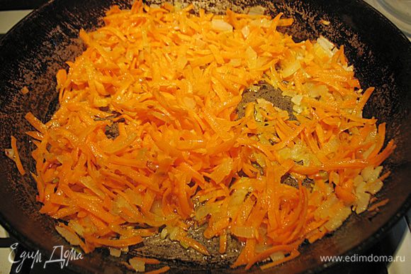 Обжарить лук до полупрозрачности. К обжаренному луку добавить морковку, перемешать и обжаривать на небольшом огне до мягкости морковки. Лук с морковкой переложить со сковороды в холодную миску.