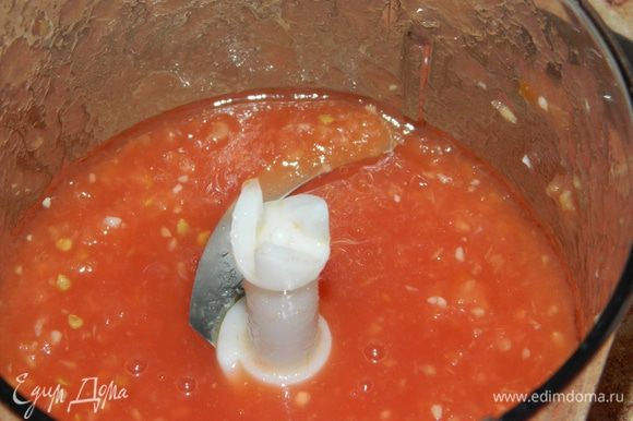 Консервированные помидоры очистить от кожуры. Чеснок очистить. Помидоры и чеснок измельчить в блендере.
