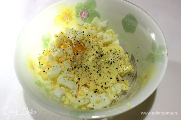 Тем временем, отварить яйцо вкрутую, мелко порезать и смешать с размягченным сливочным маслом (1 ст.л.), посолить и поперчить.