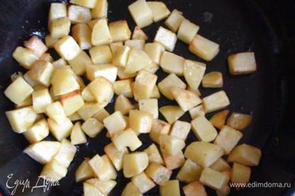 Картофель очистить, нарезать средними кубиками и обжарить до полуготовности.