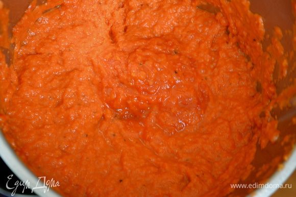 Как только томатный соус будет готов, добавить листья базилика и измельчить соус до однородного состояния в блендере. Попробовать соус на соль и перец. Переложить в миску и дать остыть.