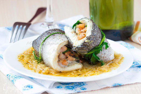 Готовый соус выкладываем на тарелку, сверху кладем два рыбных рулетика. На гарнир можно подать свежеотваренный картофель или белый рис.