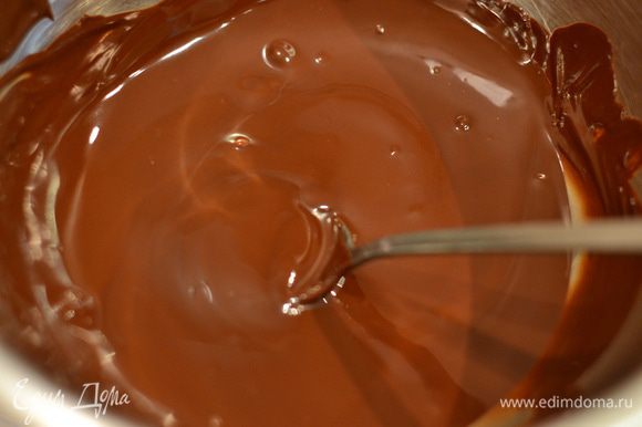 Готовим мусс. Растопите на водяной бане шоколад, добавьте сливочное масло, перемешайте до его растворения, добавьте просеянную пудру, перемешайте венчиком, хорошо остудите.