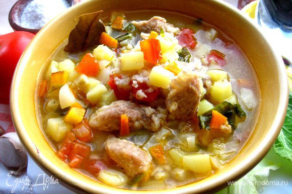 Разливаем по порциям,особенно приятно кушать такой суп из керамической посуды)))