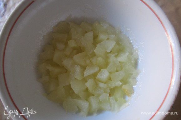 Яблоко нарезать мелкими кубиками, смешать с сахаром, оставшимся соком и цедрой лимона. Запекать в микроволновке (или духовке) до мягкости. Размять яблоки в пюре и остудить.